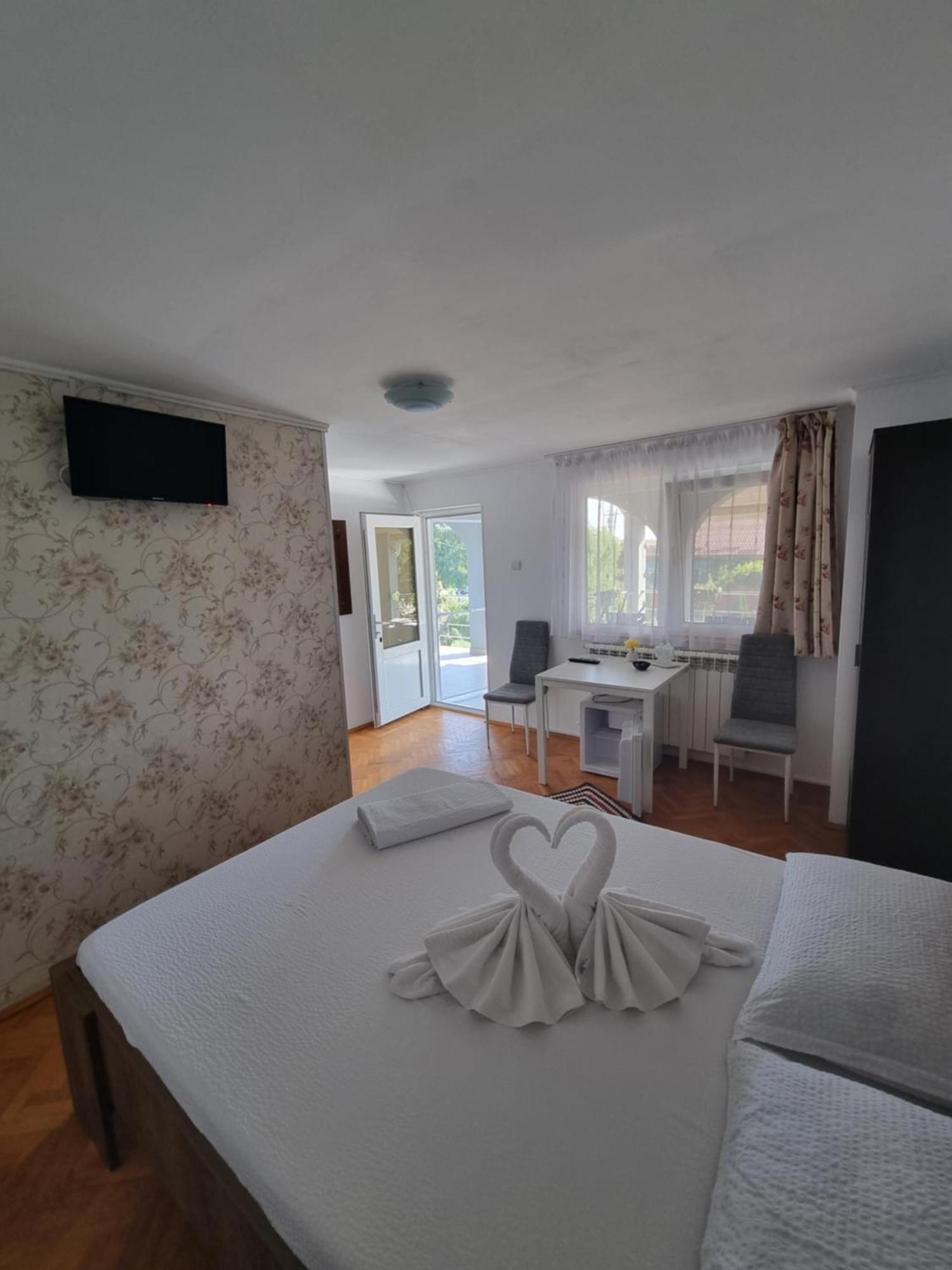 Casa Cu Trandafiri Murighiol Luaran gambar