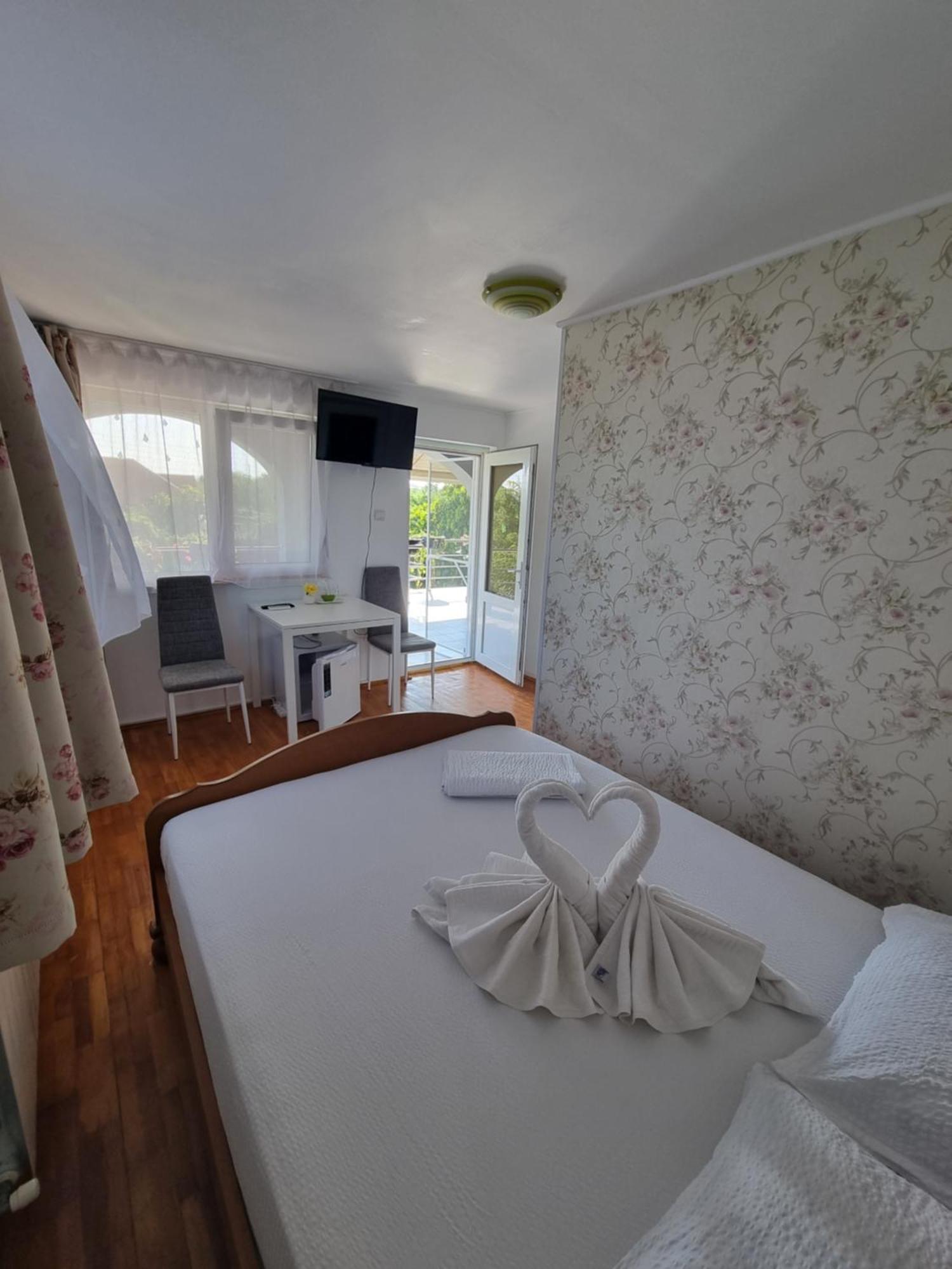 Casa Cu Trandafiri Murighiol Luaran gambar